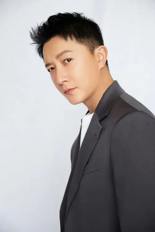 韩庚今日造型图出炉,灰色西服套装搭配简单白t,清爽利落_高清图集