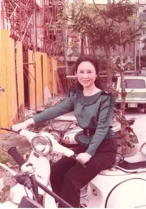 这张照片大概是琼瑶发迹不久,买了新衣服和新机车,还是蛮时髦漂聊的