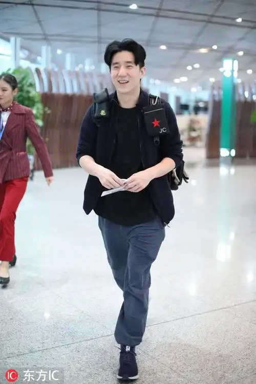 房祖名发型中分笑容满面帅气不少,背面看身材矮小颇像中年油腻男