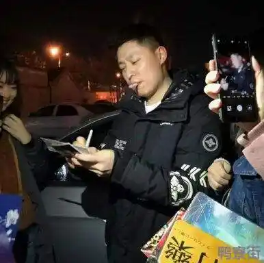 德云社角儿们抽烟的照片德云社角儿抽烟照片