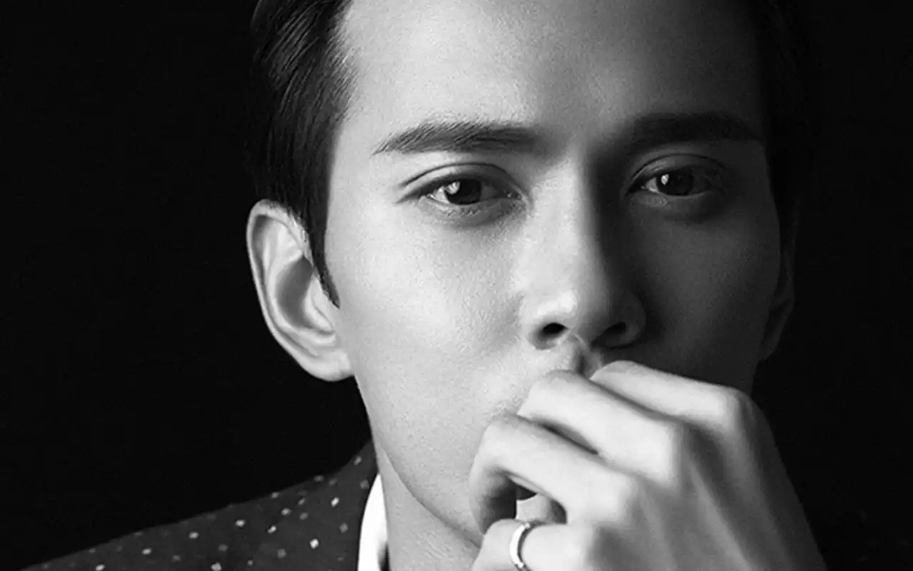 徐正溪西装型男魅力写真图片桌面壁纸