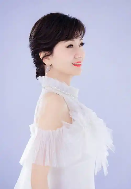 赵雅芝白纱长裙轻盈曼妙,恍惚间白娘子现身,气质典雅又从容_造型_白色