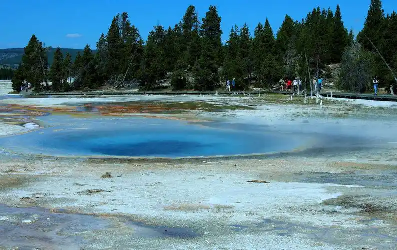 公园内各式喷泉不计其数,既有蔚蓝色的清新泉眼,又有灰色稀泥状的豆浆