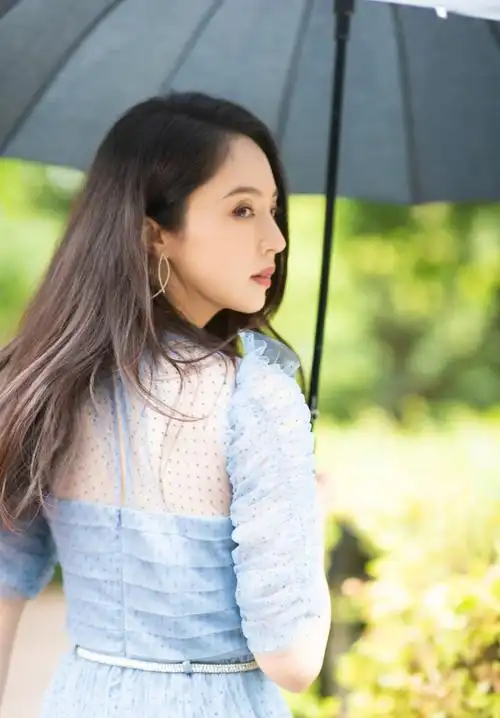 董璇晒最新美照 穿蓝灰色长纱裙撑伞漫步仙气十足