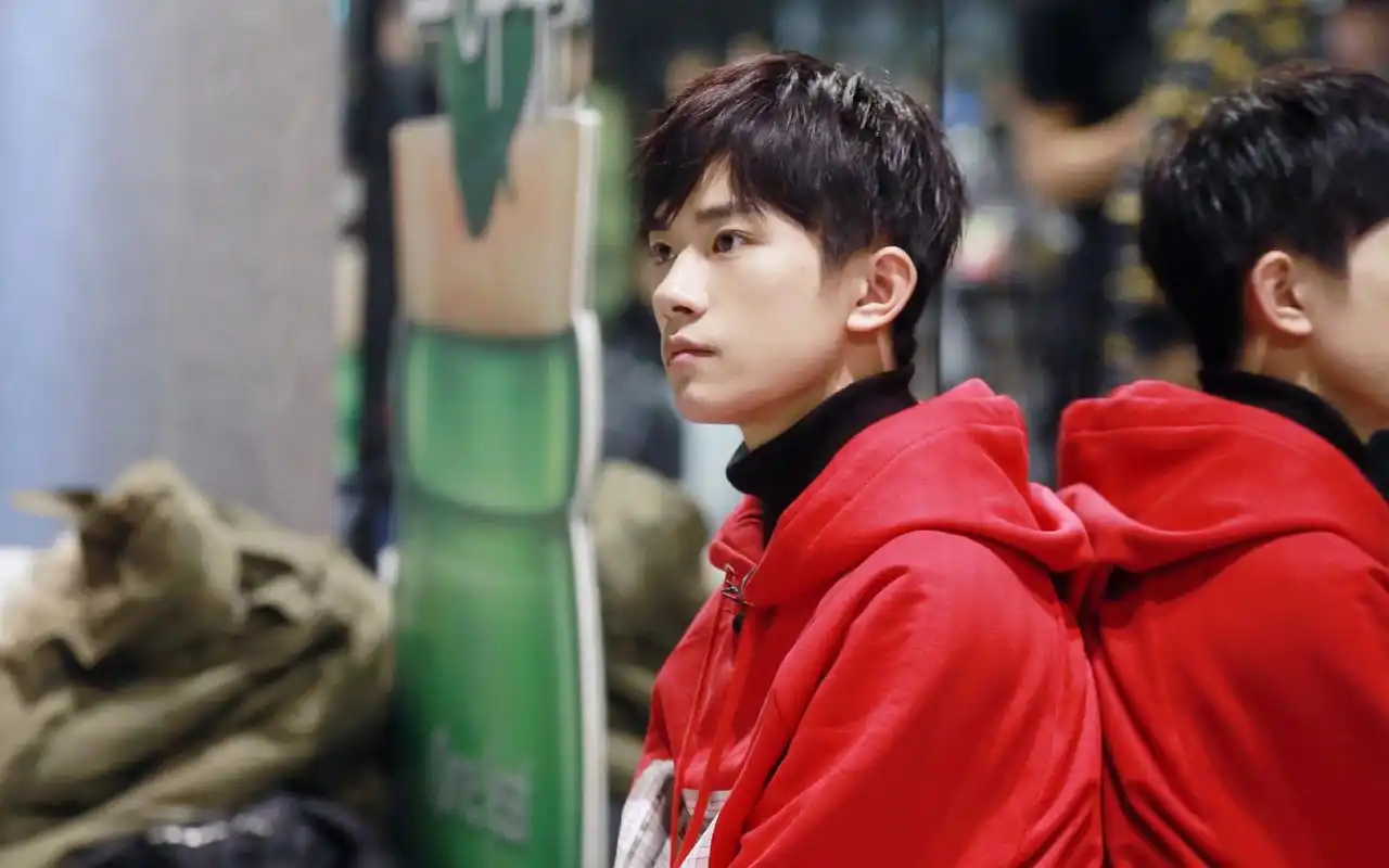 他是***地流行乐男歌手,舞者,演员,华语演唱组合tfboys成员,他低调