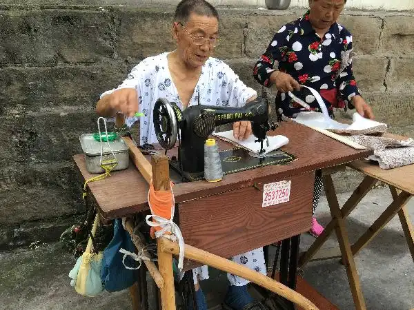 钟爱缝纫50载七旬老人"缝补"幸福晚年