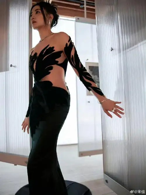 主竞赛单元评委@宋佳一身黑色礼服准备出发前往红毯,霸气又优雅