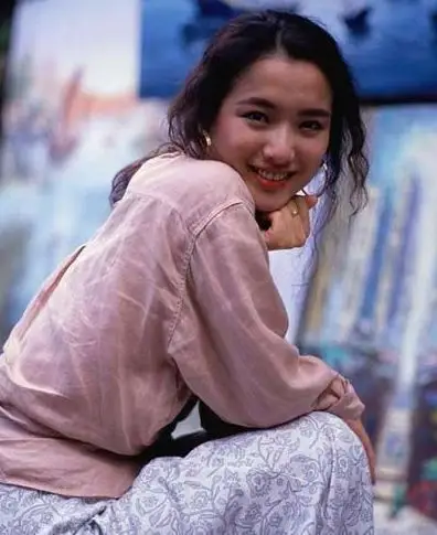 1988年,年仅16岁的郑秀文参加第七届新秀歌唱大_圈子-新氧美容整形