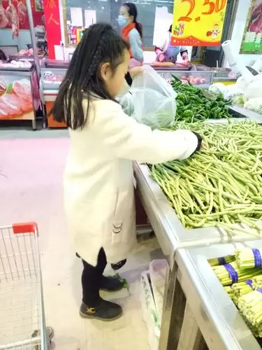 会生活篇:今天和妈妈一起去超市买菜,,妈妈说我长大了,,懂事了.