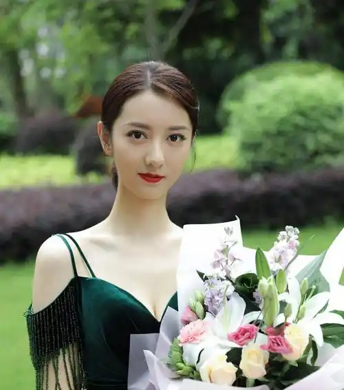 大家别被她们脸骗了这些女星看着小鸟依人实际都是170大高个