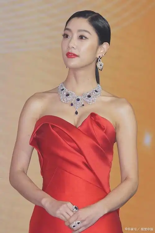 亚洲第一美,克拉拉红色长裙,恍若仙女下凡