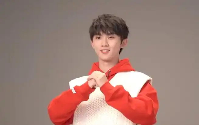 马嘉祺红色卫衣造型##ip风向标