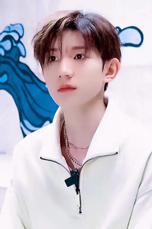 王源超话这个发型请半永久!#王源明日创作计划召集人