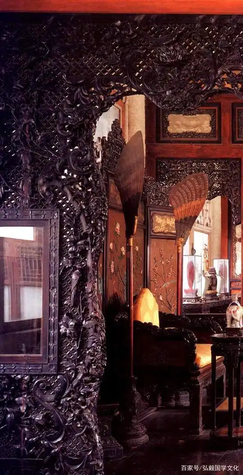 中国建筑文化,故宫建筑豪华装饰,太极殿裙板装饰和太极殿内景