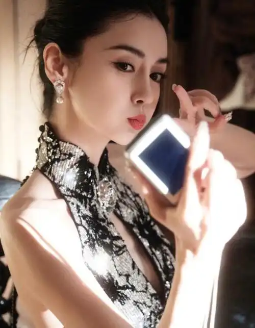 一波掀起千层浪的照片,angelababy在微博上发布了一张嘟嘴比耶的自拍