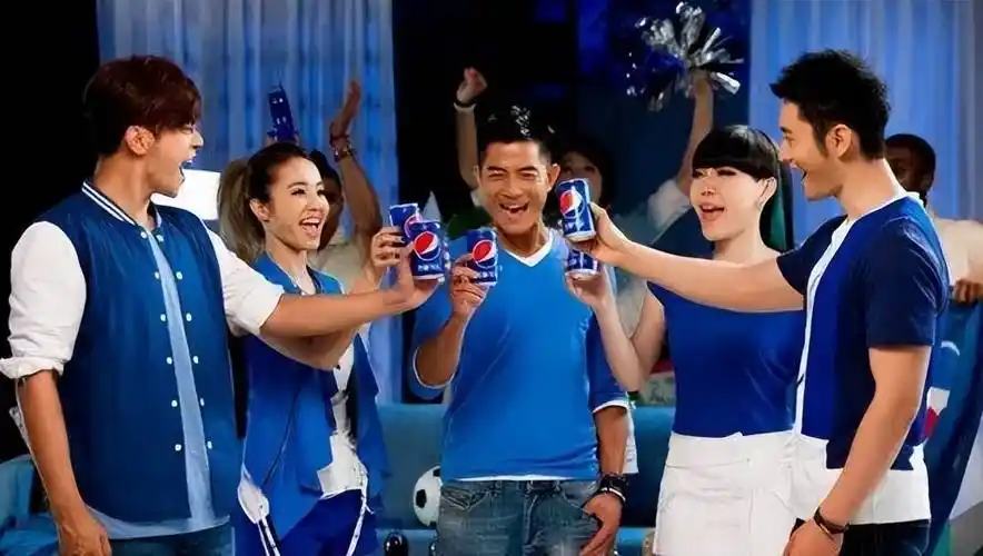 都有吴莫愁的广告,不论是商场还是地铁等,都能看到吴莫愁有着怪异造型