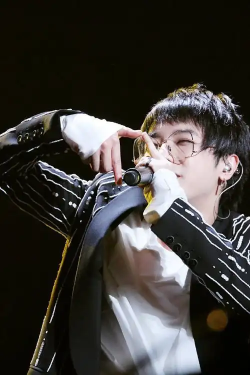 华晨宇超话#超话星愿池##为龙年添个新装扮#考古到障障和斯文败类花