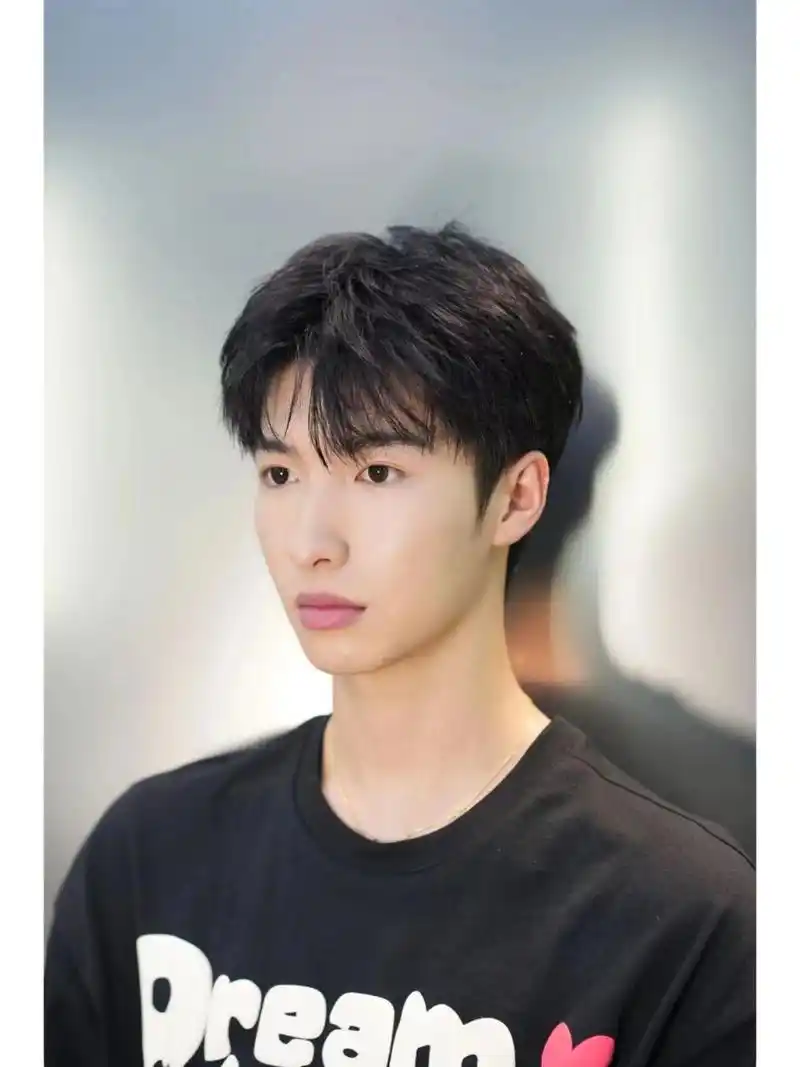 微分碎盖发型 这样的微分碎盖发型,有几个男生不喜欢呢|||这款发型是