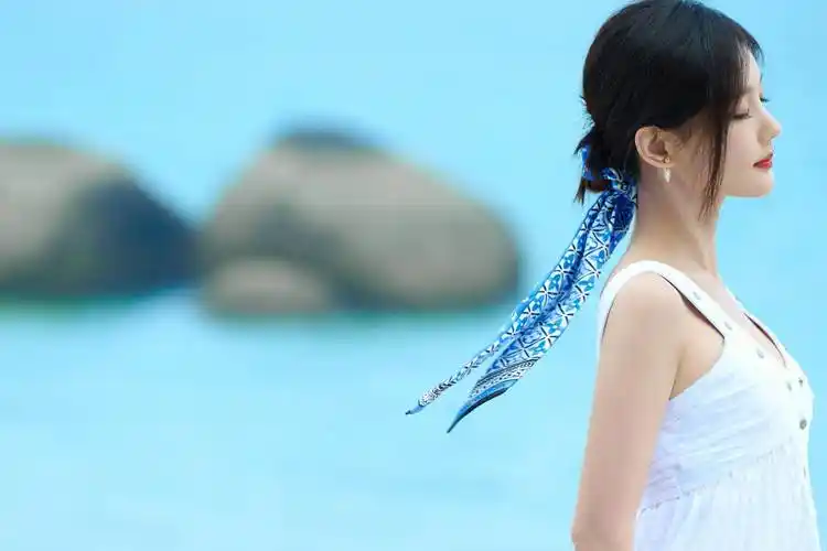 李一桐白色吊带连衣裙性感写真_笑容_五官_皮肤