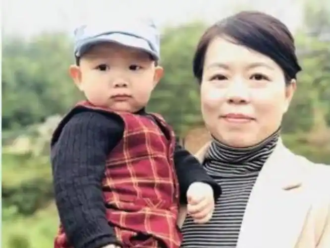 郭威和舅舅合影很相像郭威与舅舅合影