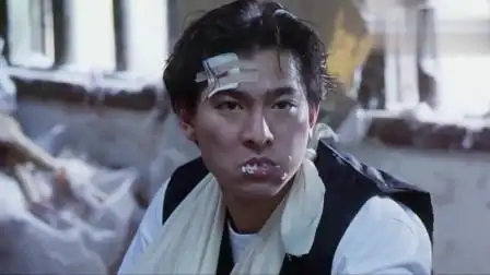 29岁的刘德华载着22岁的吴倩莲,飞驰在卑劣街头,交错于宿命末路