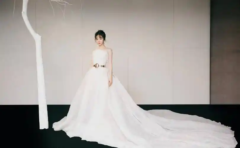 原创谭松韵两套白色系礼服造型搭配不同发型超美纯洁美好犹如精灵