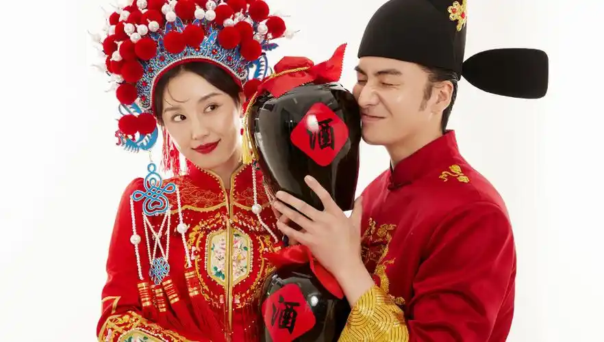 喝交杯酒是什么意思 交杯酒的来历及寓意【婚礼纪】