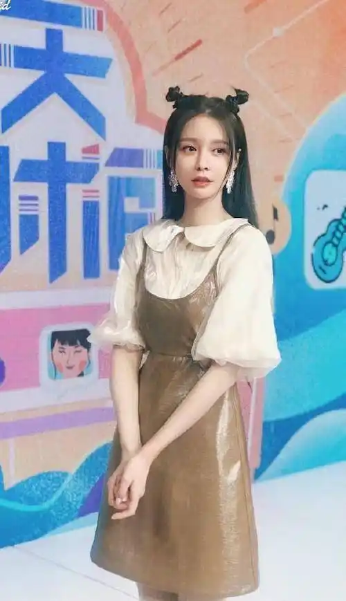 原创1米71沈梦辰又高又瘦穿白色吊带裙出镜肤色黑也很养眼