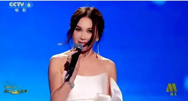 温碧霞扎头发竟认不出,大盘子脸太肿了,穿吊带裙扮嫩还是显老!