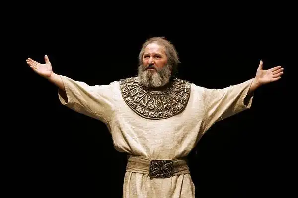 "tnt剧院《李尔王》堪称现代戏剧诠释莎士比亚经典激情和表现力的巅峰