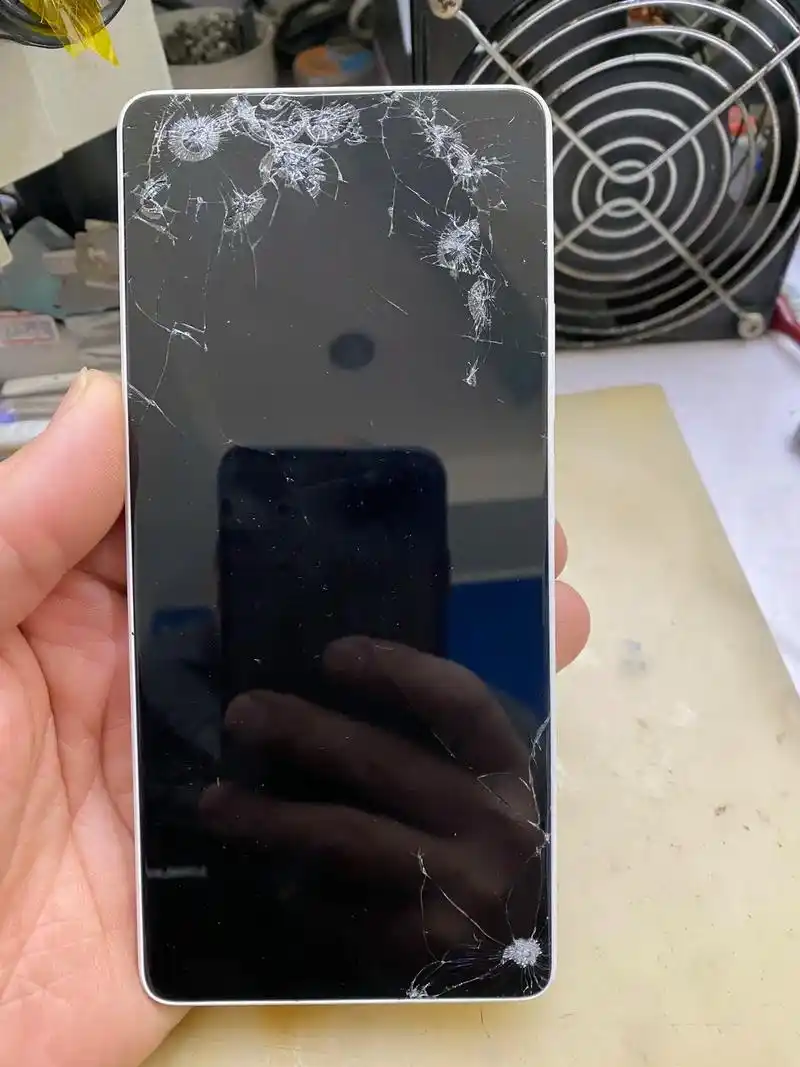 红米note13摔一下小漏液外屏一换照样用#爆屏修复 #手机 - 抖音