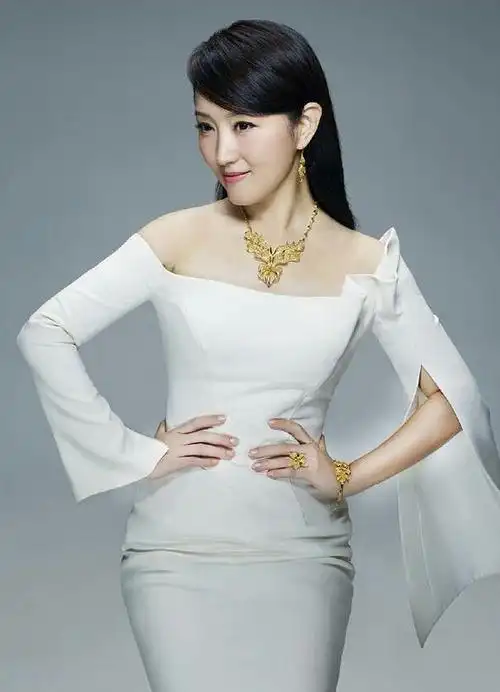 杨钰莹一组珠宝品牌代言美照彰显第一玉女温婉优雅气质