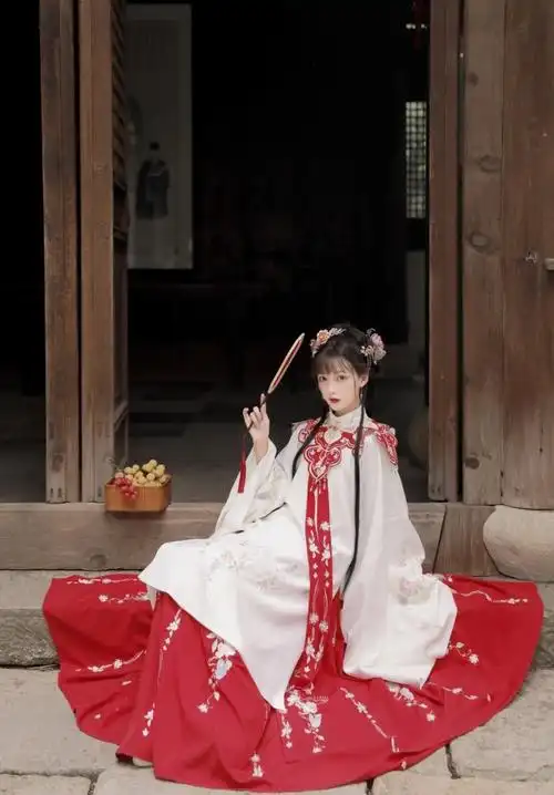 桃萄明制汉服小姐姐写真 刺绣云肩立领长衫齐腰袄裙古装美女
