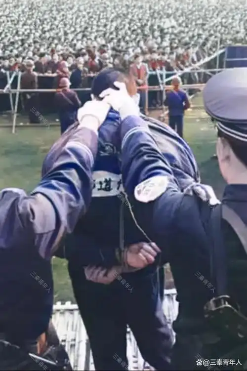老照片:90年代死刑的现场,临刑前几名犯人的罕见留影|死刑犯|刑场