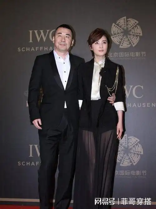 蒋勤勤与老公亮相带火了一种新穿法上身去开会下身去夜店