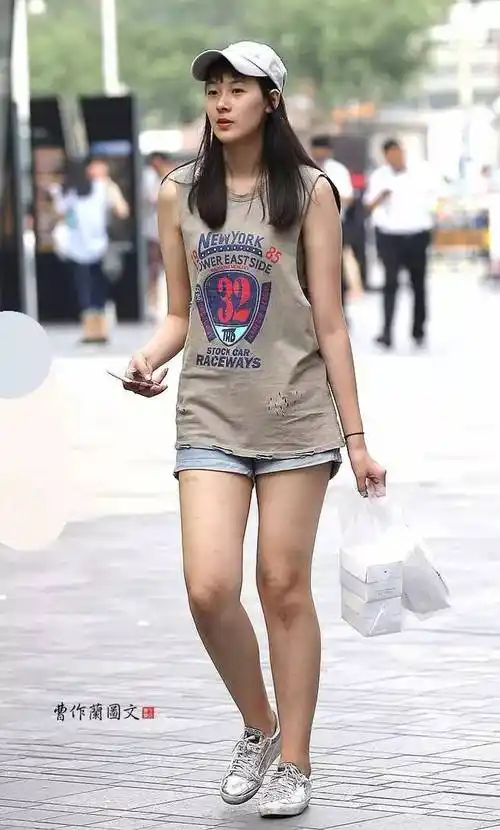 街拍用超短热裤抵挡酷暑的美女