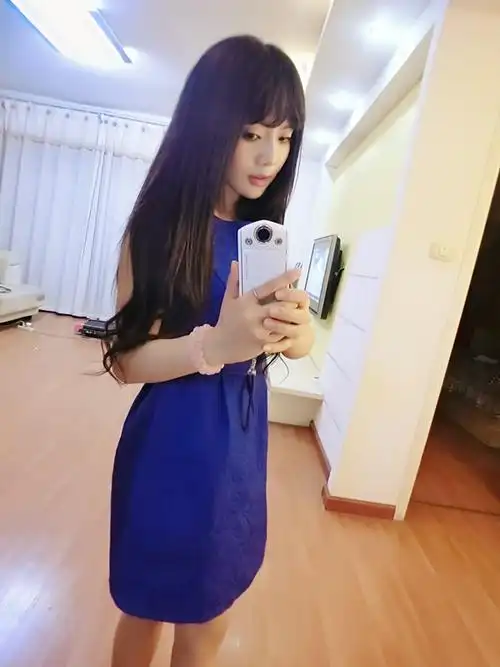 气质长发美女 蓝色长裙mm甜美自拍照