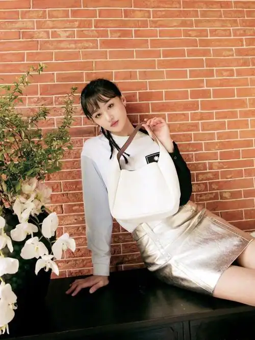 郑爽近日在微博上晒出了脏辫照,图片中的她一头脏辫加上运动风的卫衣