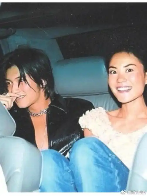 海关战线香港首映王菲看谢霆锋的眼神##海关战线首映礼王菲谢霆骀