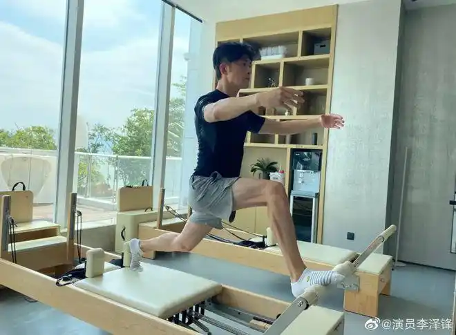 图片来源于微博@李泽锋传统的重量练习比较容易形成短而笨重的肌肉,而