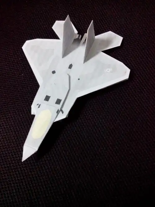 使用的是f22战斗机的模型图纸制作,是第一次尝试做这样的模型,还有