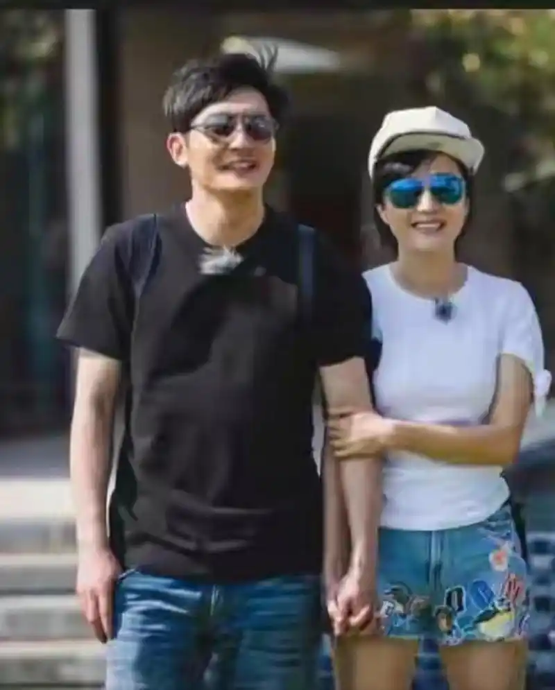 有一次,郭京飞给老婆鲍莉打电话:"老婆,有个漂亮姑娘,非要我抱她,还要