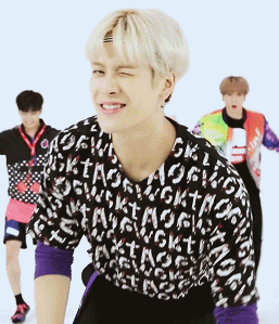 综艺王嘉尔跳舞帅气挑逗gif动图_动态图_表情包下载_soogif