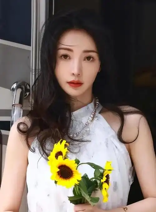 "人间尤物"柳岩:被"性感"困扰,为何43岁她还未结婚?