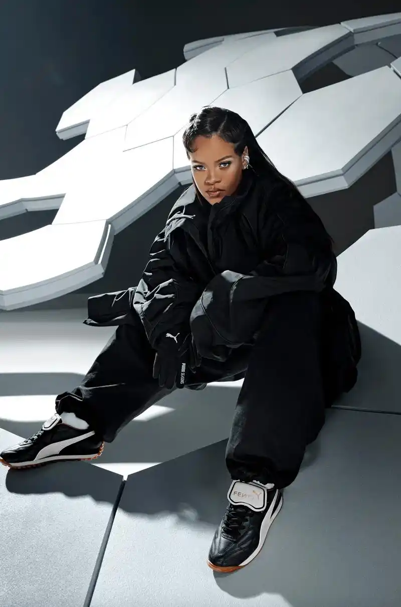 杨幂代言思加图;nike与王逢陈联名;巴黎世家全新机车靴引热议;vans"