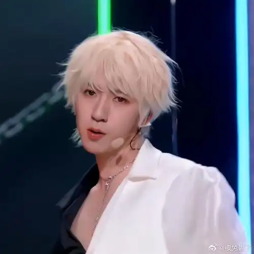 卧槽这胸肌是我能看的吗#贺峻霖ending镜头##时代少年团乌托邦乐园