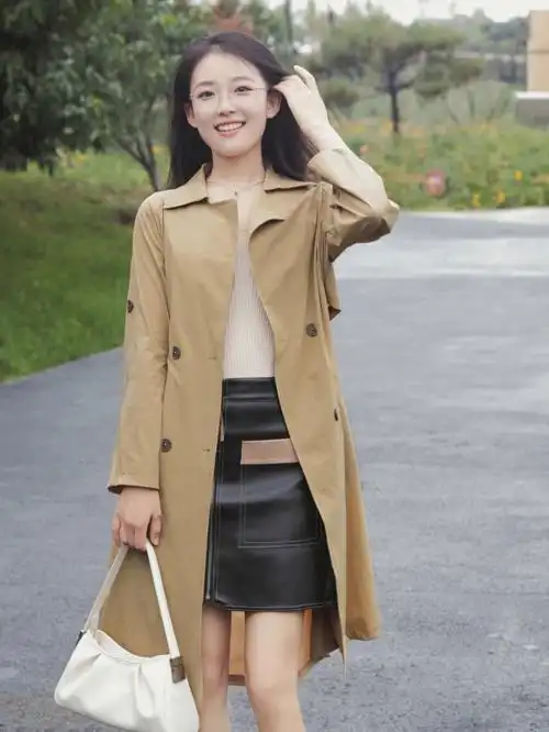 今日搭配薄款风衣也正合适.