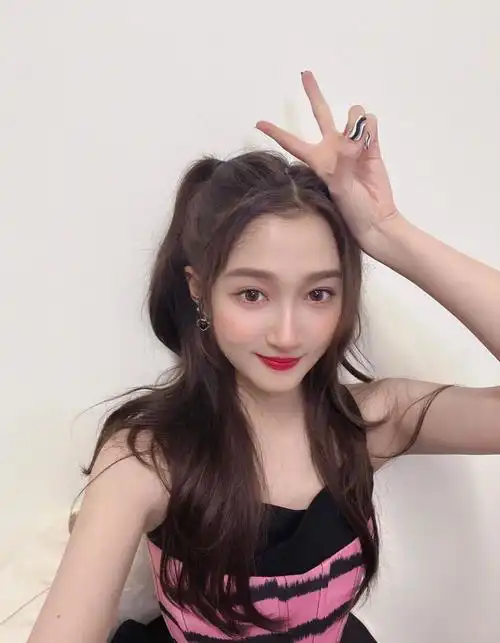 关晓彤晒照许下25岁愿望与鹿晗婚事仍未提上日程