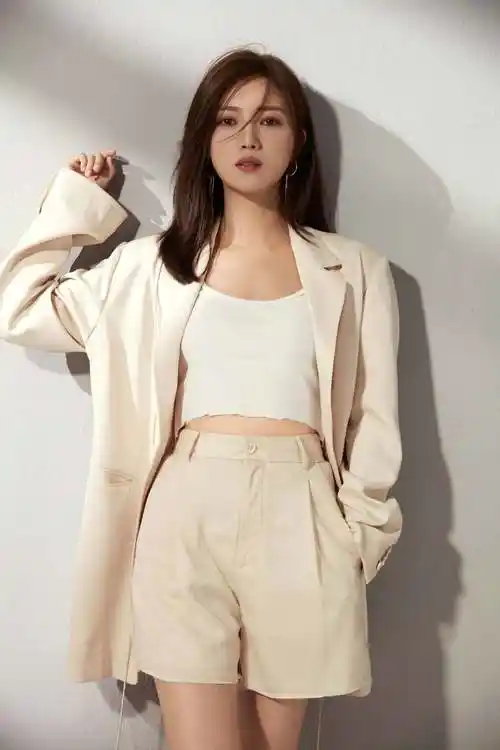 傅晶时尚写真演绎夏日清爽小性感