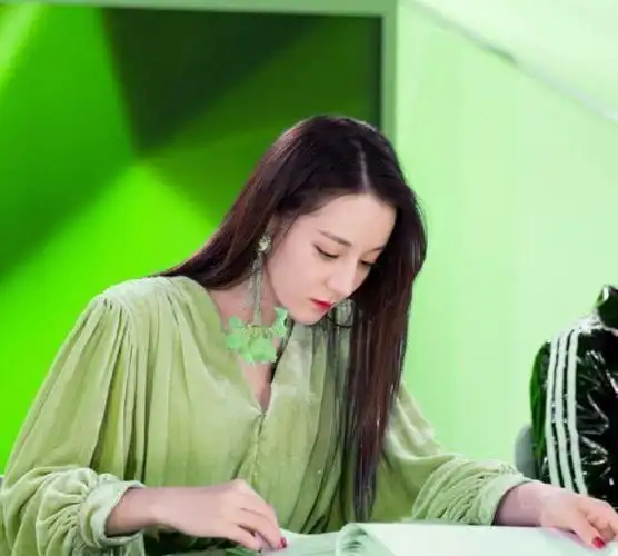 创造营2019发起人迪丽热巴穿一身绿亮相网友穿什么都好看